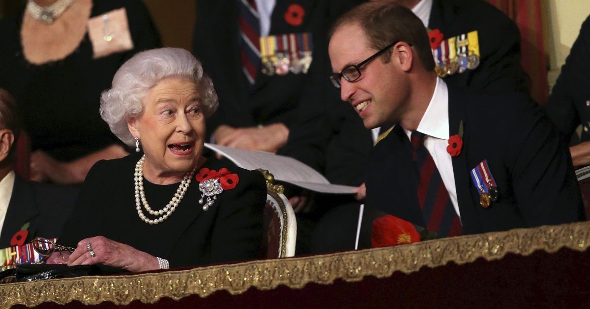 Британська королева Єлизавета і принц Вільям, герцог Кембриджський, спілкуються один з одним в королівській ложі в Royal Albert Hall під час щорічного фестивалю пам'яті в Лондоні, який проводить Королівський Британський Легіон, щоб згадати тих, хто загинув під час конфліктів. / © Reuters