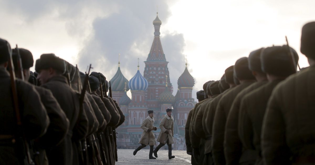 Во время "красного" парада в Москве / © Reuters