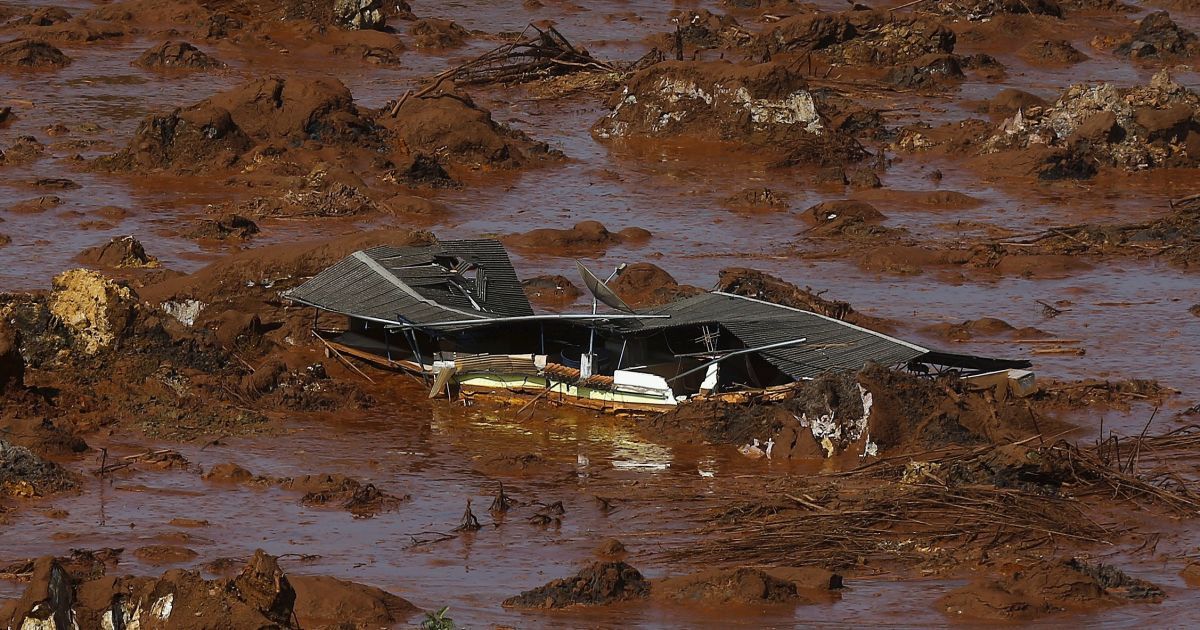 Вода с металлической стружкой и химикатами затопила целый городок. / © Reuters