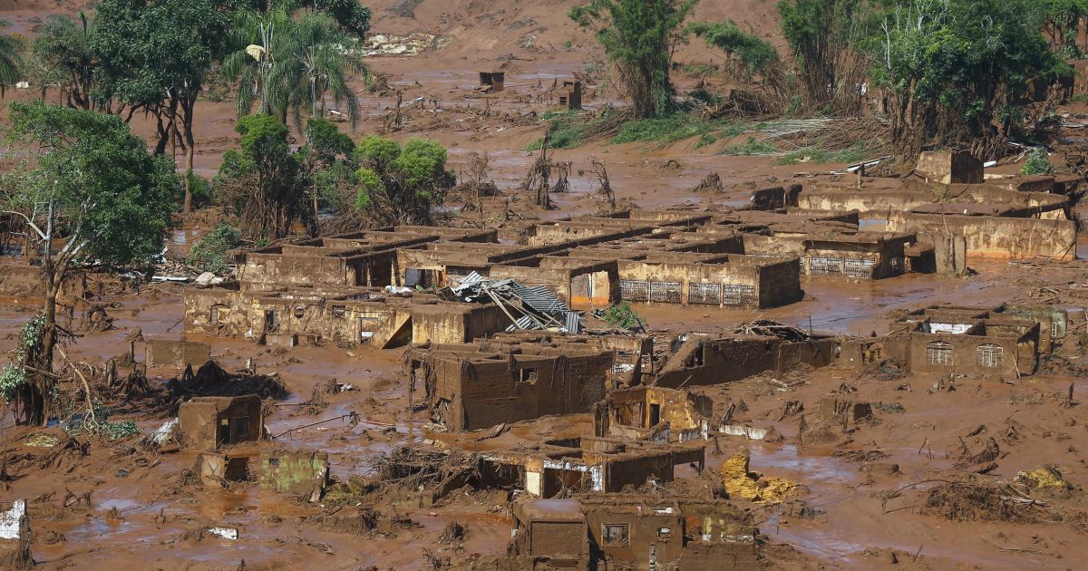 Вода с металлической стружкой и химикатами затопила целый городок. / © Reuters