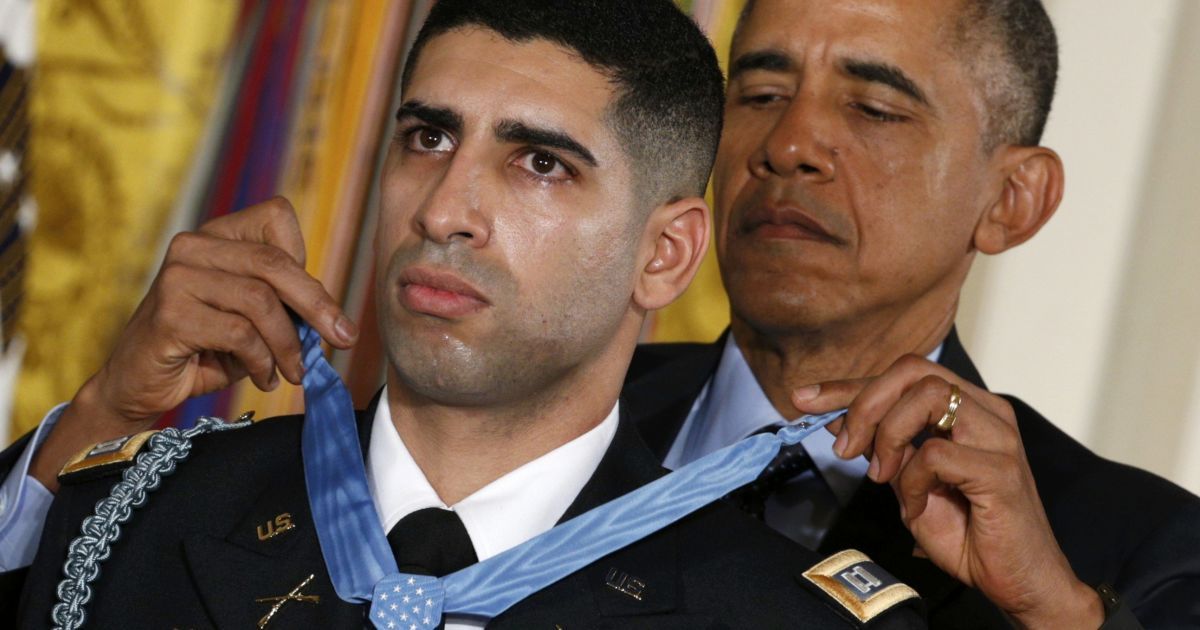 Президент США Барак Обама нагороджує капітана армії США у відставці Флорана Гроберге почесною медаллю під час церемонії в Білому домі у Вашингтоні. Гроберг був нагороджений за знешкодження терориста-смертника в Афганістані 8 серпня 2012 року. / © Reuters