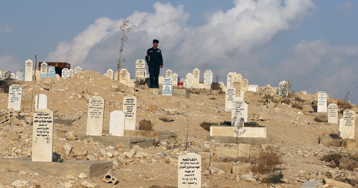 Поліцейський відвідує похорони Камаля Мілкаві, одного з йорданців, який був убитий в перестрілці місті Зарка, Йорданія. Напередодні йорданський офіцер застрелив співробітників безпеки уряду США, Південної Африки та Йорданії у таборі підготовки поліцейських. / © Reuters