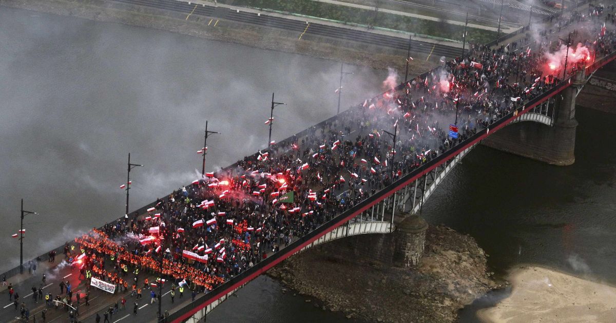 Вид з повітря на активістів, що беруть участь в демонстрації у Варшаві, Польща. 11 листопада націоналістичні групи, які вважають, що традиційні польські цінності знаходяться під загрозою, провели марш до дня незалежності Польщі. / © Reuters
