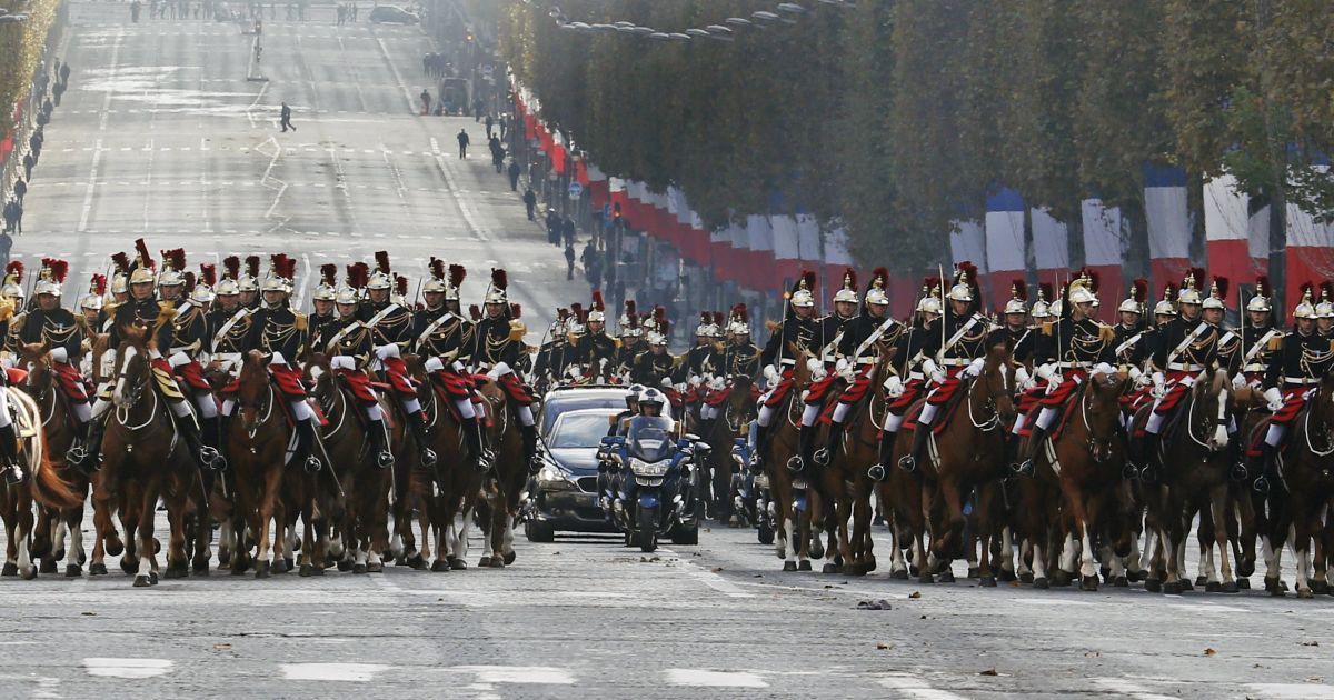 Республіканська гвардія на мотоциклах і конях супроводжує президента Франції Франсуа Олланд у той час, як він прибув на святкування Дня пам&rsquo;яті  біля Тріумфальної арки у  Парижі, Франція. / © Reuters