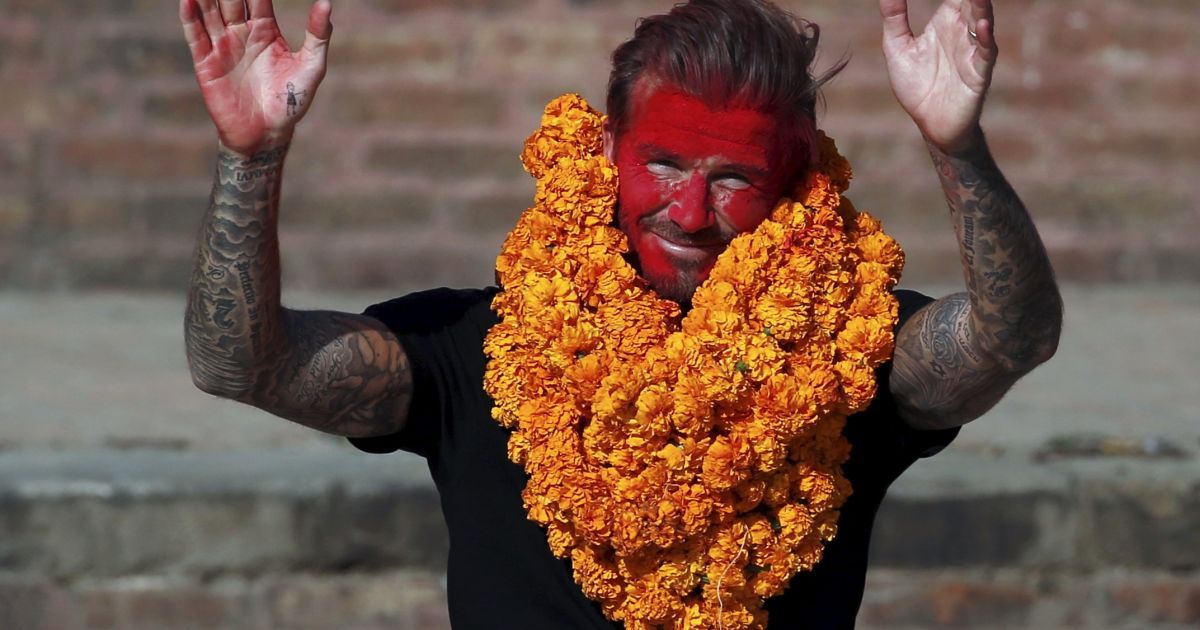 Відомий футболіст Девід Бекхем вітає своїх шанувальників після благодійного матчу для збору коштів для Дитячого фонду Організації Об'єднаних Націй (ЮНІСЕФ) в стародавньому місті Бхактапур, Непал. / © Reuters