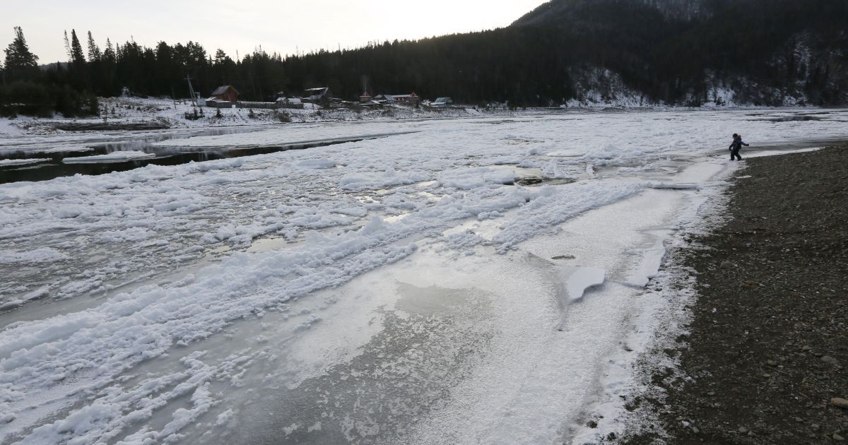 Хлопчик грає на березі річки Мана під час осінньої замерзання річки, відомого у Росії як "шуга&raquo;, у тайговій зоні на околиці села Усть-Мани біля сибірського міста Красноярськ, Росія. / © Reuters
