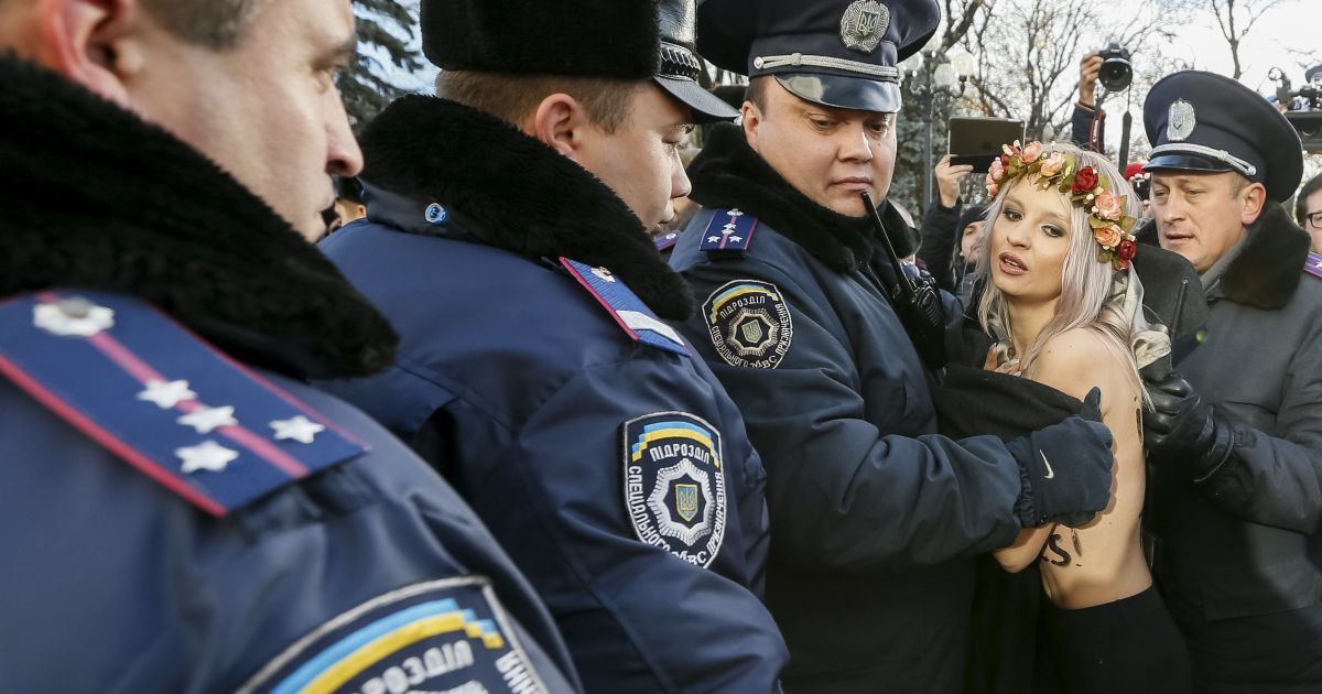 Двох активісток затримала поліція / © Reuters