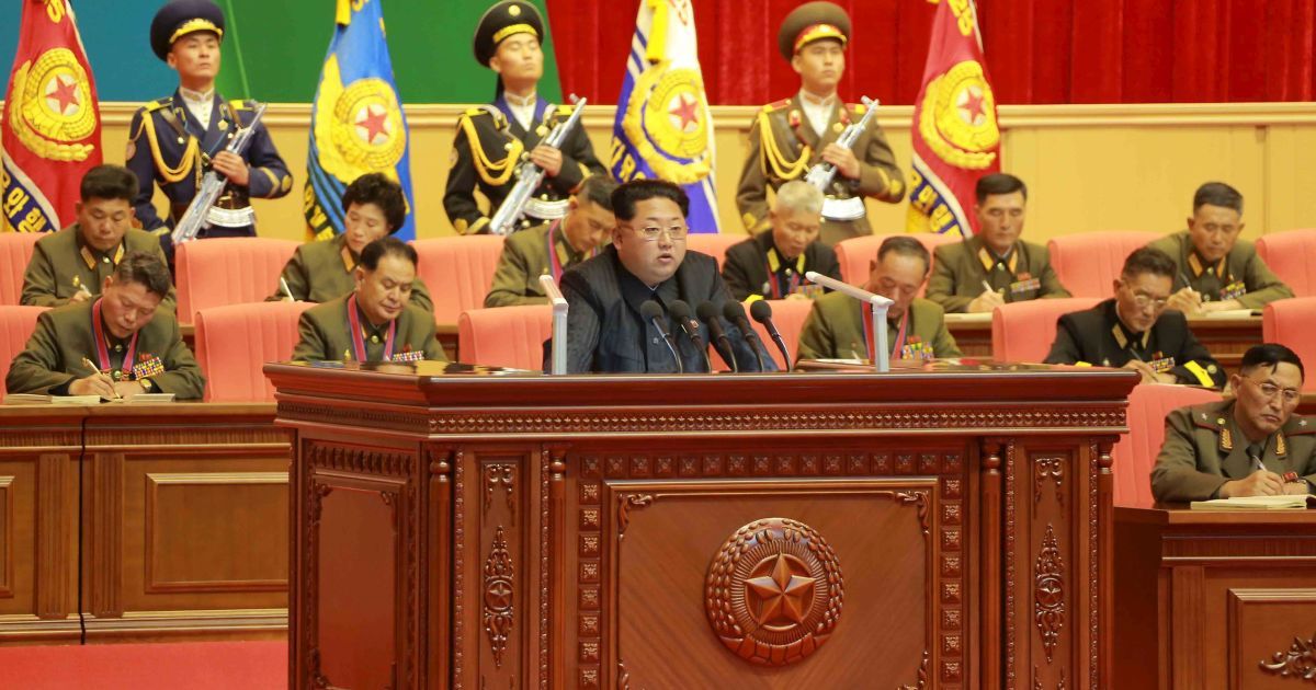 Центральне телеграфне агентство КНДР оприлюднило фото, як північнокорейський лідер Кім Чен Ин виступив на конвенції військової освіти. / © Reuters