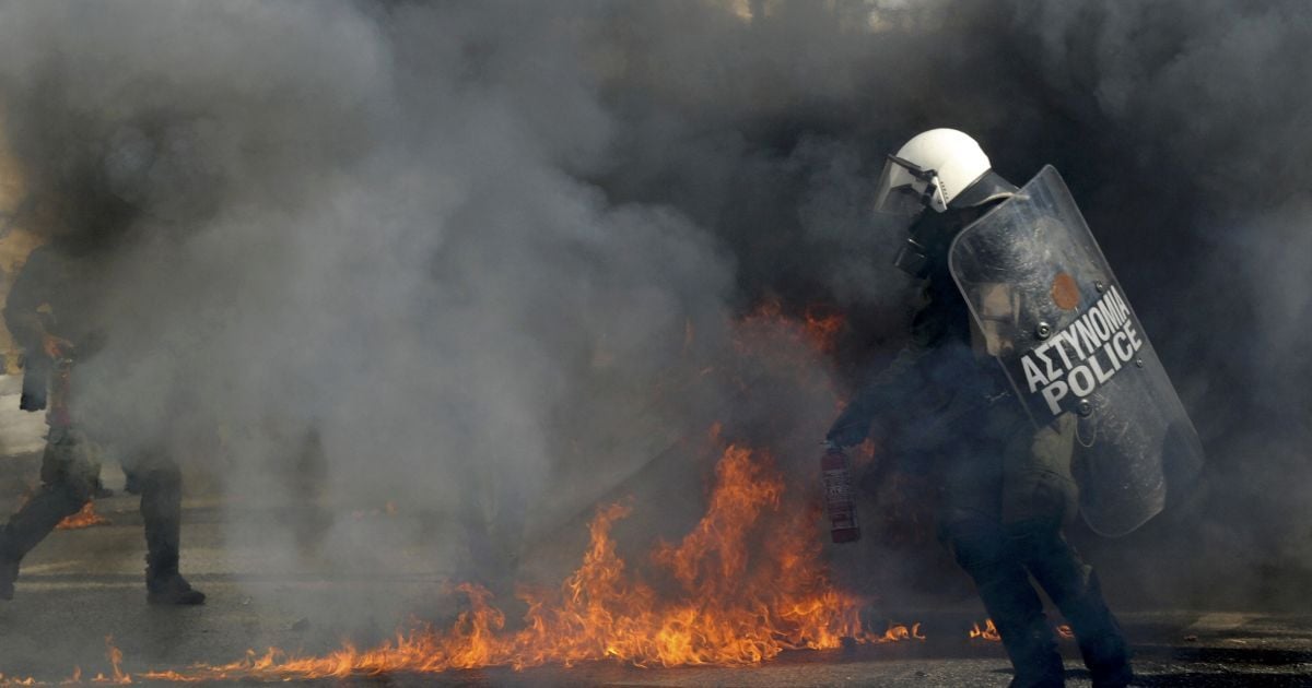 У силовиків кидали "коктейлі Молотова" / © Reuters