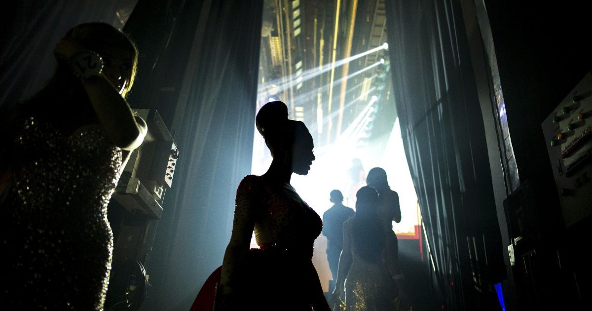 Учасники готуються до виходу на сцену під час конкурсу краси транссексуалів Miss International Queen 2015 у Паттайя, Таїланд. 27 конкурсантів з 17 країн, усі вони народилися чоловіками, змагаються за корону Miss International Queen. / © Reuters