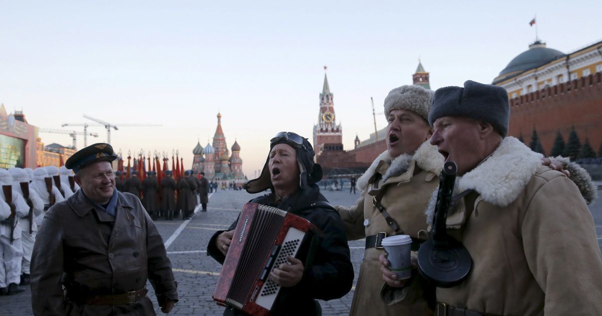 Во время "красного" парада в Москве / © Reuters