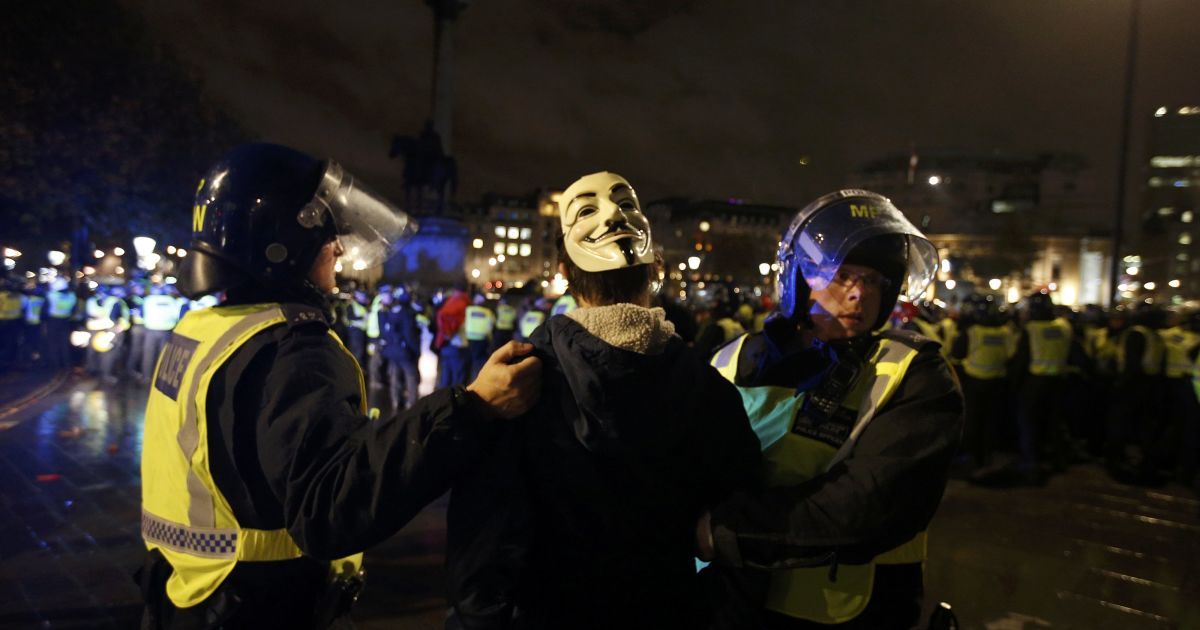 В Лондоне активисты в масках устроили столкновения с полицией