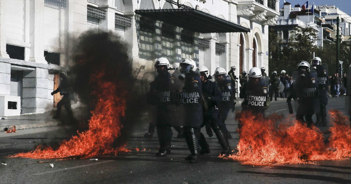 У силовиків кидали "коктейлі Молотова" / © Reuters