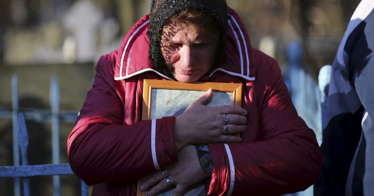 Родичка плаче на кладовищі Богословське в Санкт-Петербурзі під час церемонії прощання з Олексієм Алексєєвим, жертвою російського авіалайнера, який зазнав аварії в Єгипті. Літак російської авіакомпанії &ldquo;Когалимавіа&rdquo; розбився 31 жовтня незабаром після зльоту з аеропорту Шарм-ель-Шейху на шляху до Санкт-Петербурга. Загинули усі 224 людини, які були на борту. / © Reuters