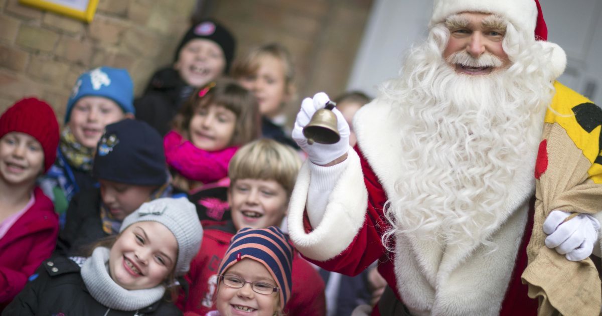 Чоловік, одягнений у Санта-Клауса, позує для фото з дітьми в поштовому відділенні у селі Гіммельпфорт у Німеччині. Поштова служба  Deutsche Post відкрила свій офіційний різдвяний поштамт, який відповідає на листи Санта-Клаусу, відправлених дітьми з більш, ніж 80 країн. У 2015 році пошта у Гіммельпфорті отримала більше 23 тисяч листів. / © Reuters