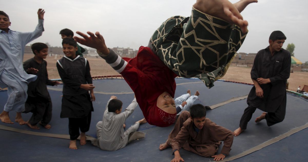 Діти грають на батуті на дитячому майданчику на околиці Пешавара, Пакистан. / © Reuters