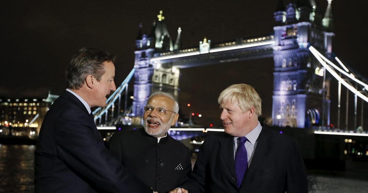 Прем'єр-міністр Великобританії Девід Кемерон, прем'єр-міністр Індії Нарендра Моді і мер Лондона Борис Джонсон потискають руки перед Тауерським мостом у Лондоні. Наренда Норі перебуває з візитом у Великобританії, колишній метрополії Індії. / © Reuters