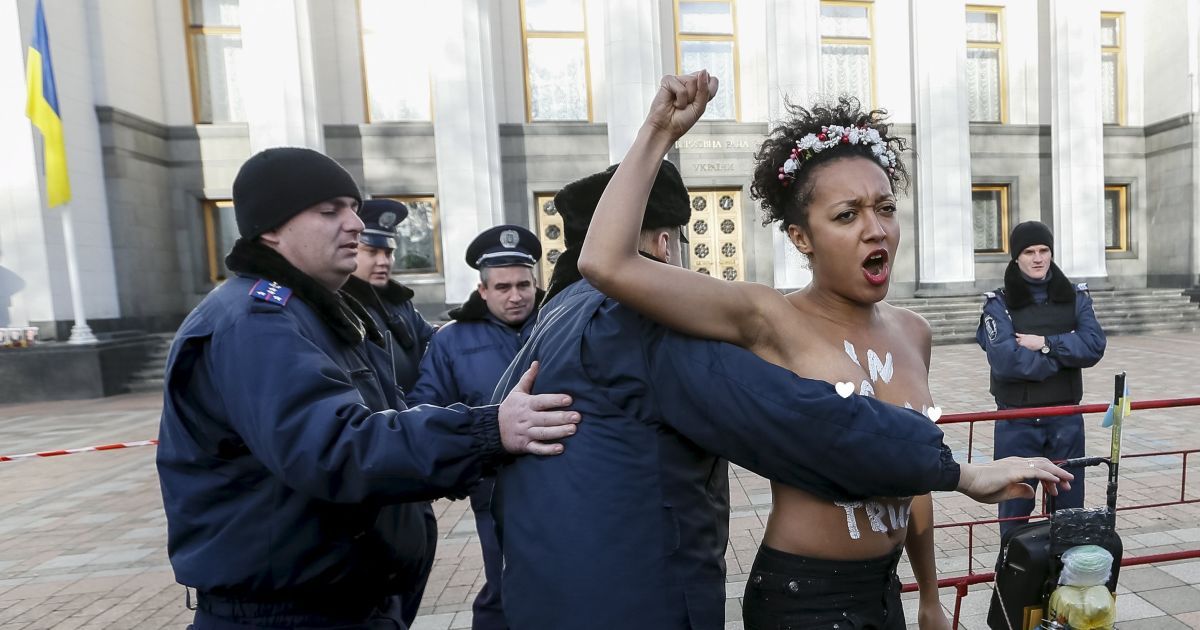 Двох активісток затримала поліція / © Reuters