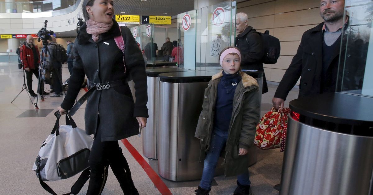 Россияне прилетели специальным рейсом из Египта в московский аэропорт "Домодево" 7 ноября