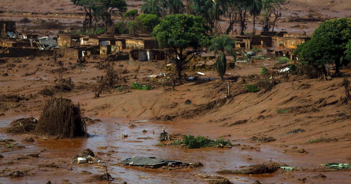 Вода с металлической стружкой и химикатами затопила целый городок. / © Reuters