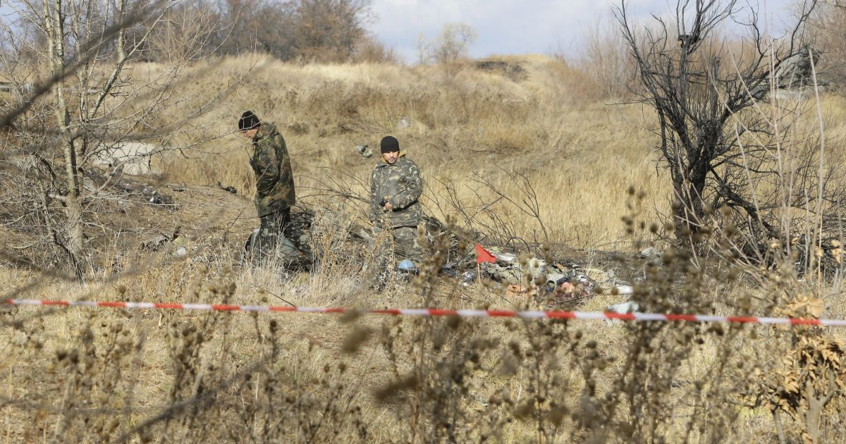 Под Запорожьем разбился военный самолет Су-25