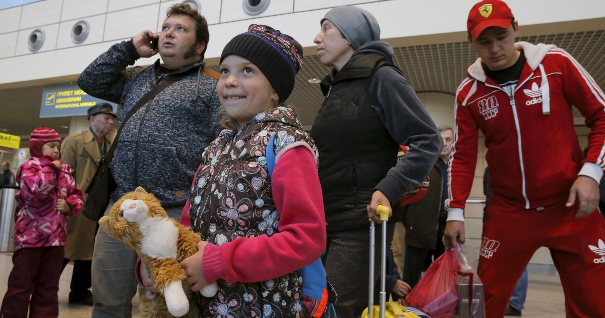 Пасажири рейсу з єгипетського курорту Хургада після їхнього прибуття в аеропорт Домодєдово під Москвою, Росія. 7 листопада військові Єгипту взяли під контроль операцію перевезення російських пасажирів до Москви після того, як Росія призупинили польоти до Єгипту. / © Reuters