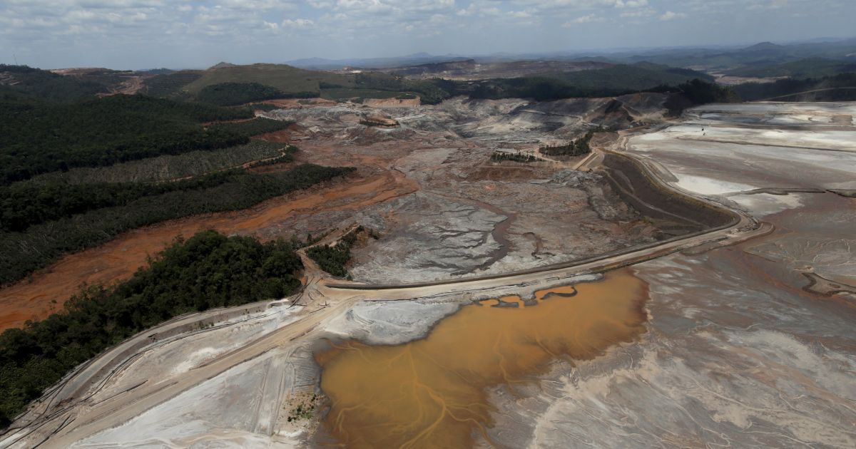 Загальний вигляд наслідків прориву дамби у містечку Маріана у Бразилії. Під час прориву, який стався п&rsquo;ять днів тому, загинули шість людей, ще 22 осіб вважаються зниклими безвісти. Це одне з найгірших лих в історії Бразилії. / © Reuters