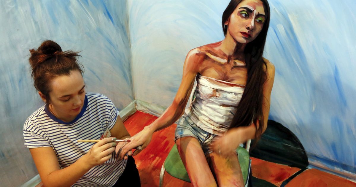 Російська художниця Марія Газанова працює на картиною у жанрі "живий живопис" під час щорічного фестивалю мистецтв у сибірському місті Красноярську. / © Reuters