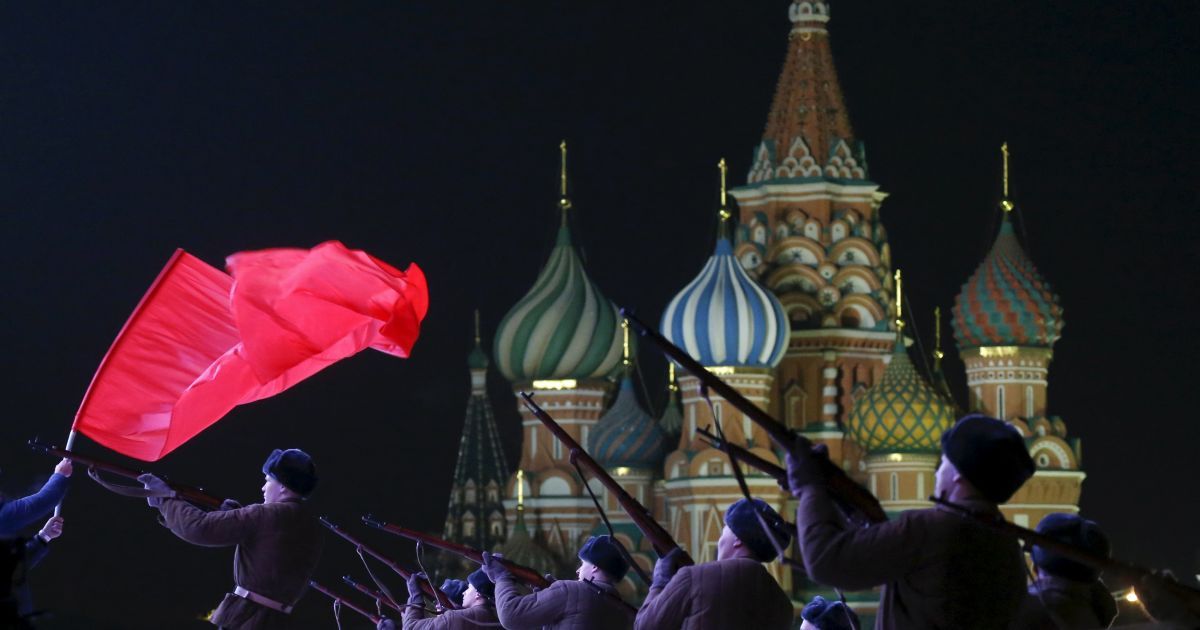 Російські військові, одягнені в історичні уніформи, взяти участь у репетиції військового параду перед собором Василя Блаженного на Красній площі в центрі Москви. Парад відбудеться 7 листопада в честь річниці параду у 1941 році, коли радянські солдати йшли по Червоній площі у бік лінії фронту під час Другої світової війни. / © Reuters