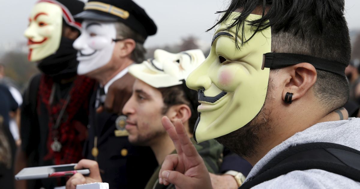 Члени хакерської групи Anonymous Army у масках Гая Фокса під час акції протесту перед Монумент Вашингтона у Вашингтоні. 5 листопада протести відбулися у більш ніж 600 містах по всьому світу. Організатори називають це "Маршем мільйонів масок&rdquo; який відбувається на День Гая Фокса. Маска Гая Фокса, що використовувалась у фільмі &laquo;V означає Вендетта&raquo;, перетворилась на інтернет-мем і стала незмінним атрибутом протестувальників і демонстрантів. Одними з перших маску почали використовувати хакери з угрупування &laquo;Anonymous&raquo;. / © Reuters