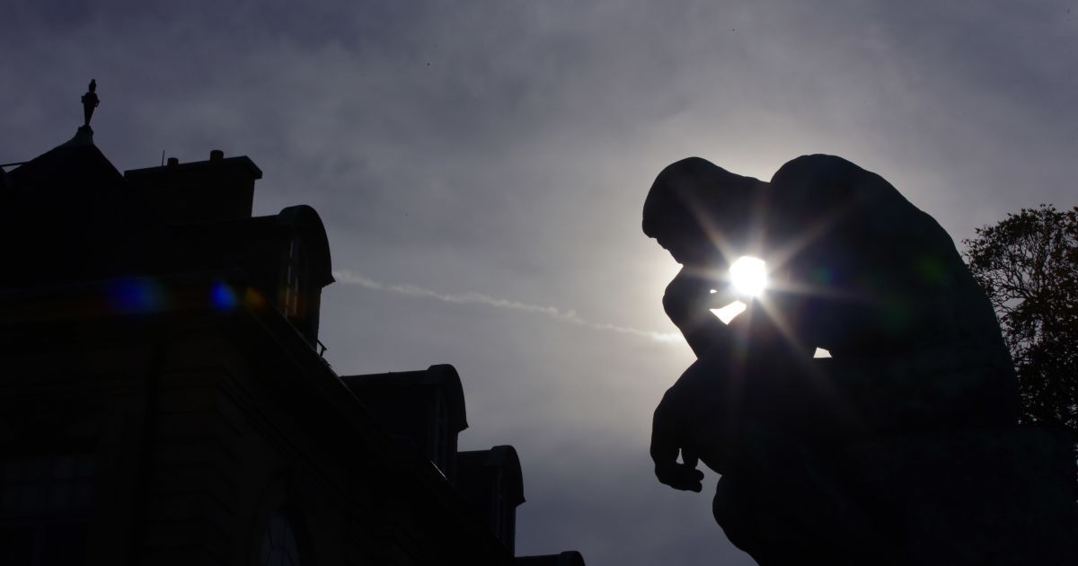 Скульптура "Ле Penseur" (Мислитель) французького скульптора Огюста Родена у саду Музей Родена в Парижі, Франція. Після повної реставрації будинку Музей Родена відкриє свої двері для публіки 12 листопада 2015, до 175-річчя знаменитого французького скульптора. / © Reuters