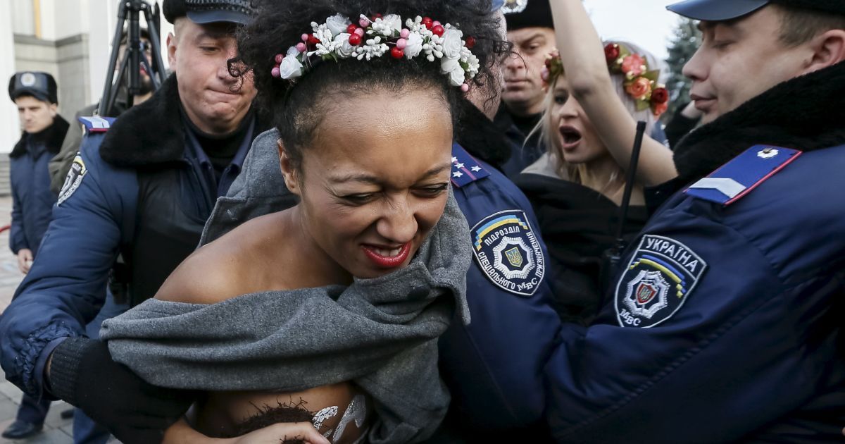 Двох активісток затримала поліція / © Reuters