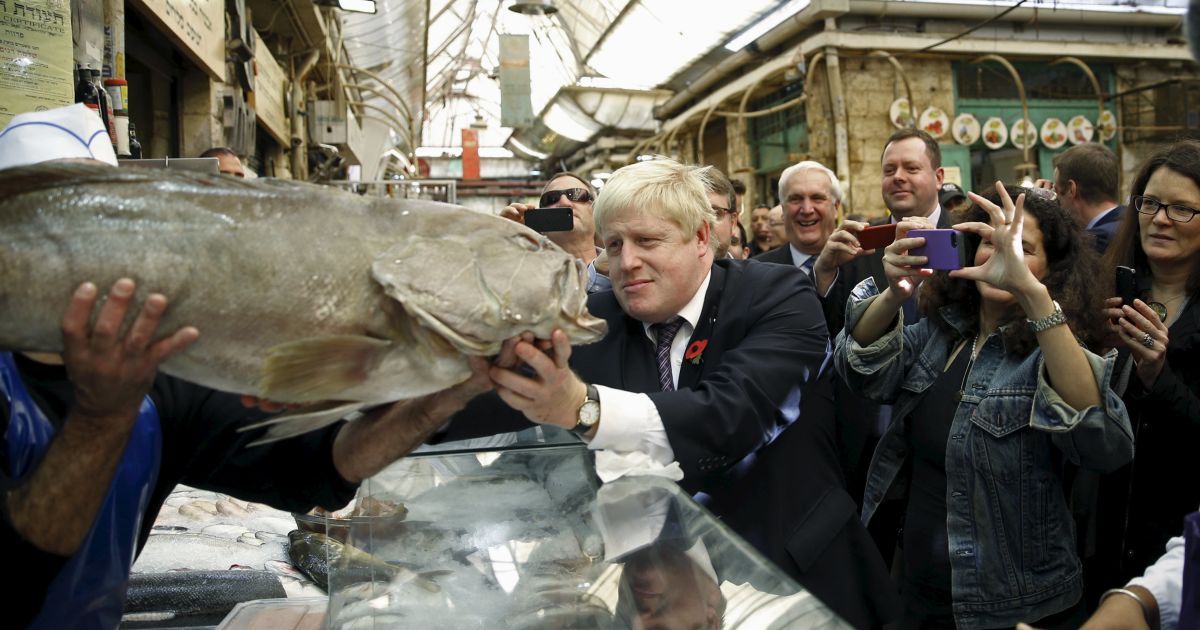 Мер Лондона Борис Джонсон дивиться на рибу під час відвідин ринку Махане Ієгуда в Єрусалимі. / © Reuters