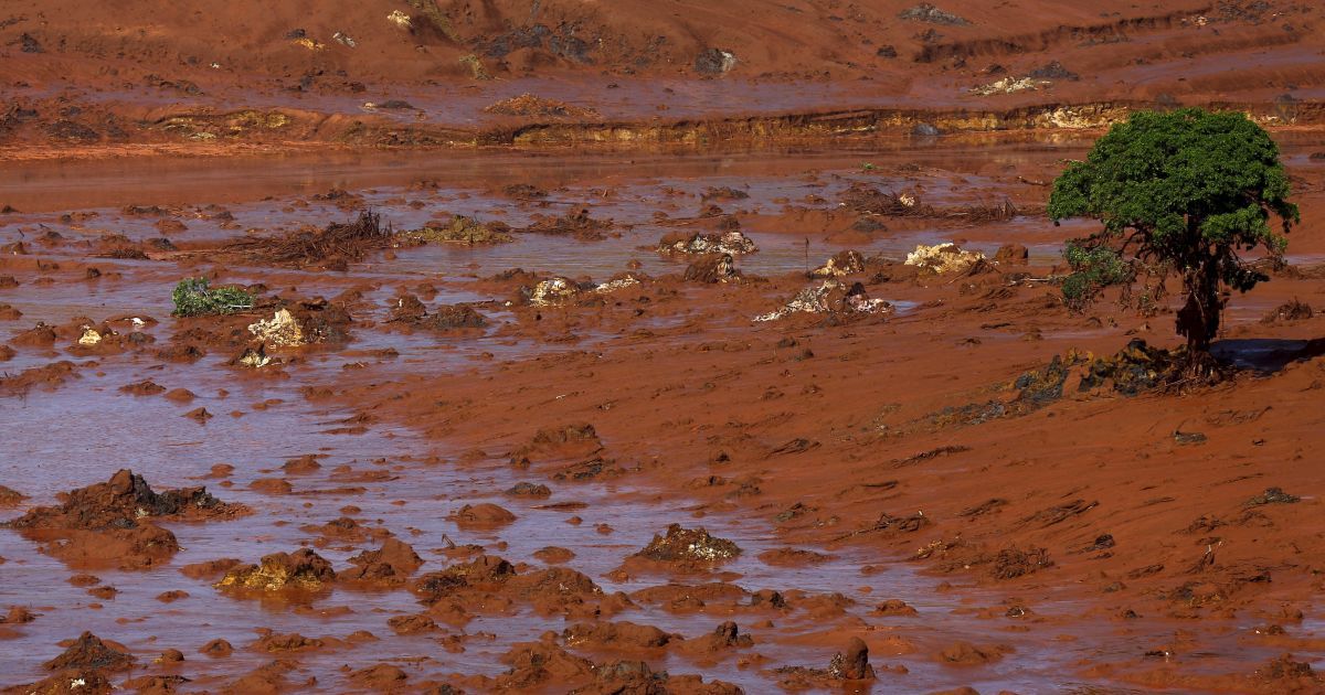 Вода с металлической стружкой и химикатами затопила целый городок. / © Reuters