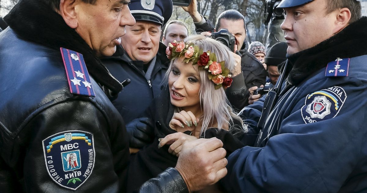 Двох активісток затримала поліція / © Reuters