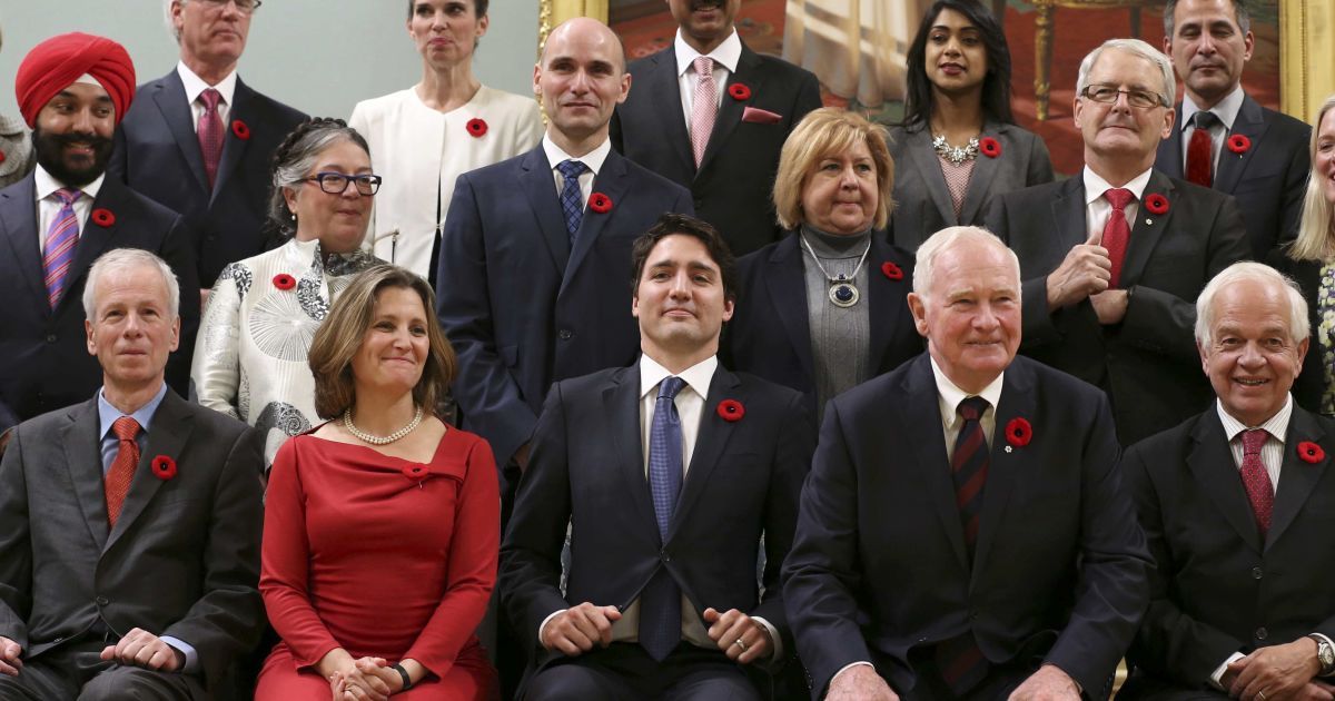 Новий прем'єр-міністр Канади Джастін Трюдо позує з його кабінетом міністрів  після їхнього приведення до присяги  в Оттаві. Серед міністрів є дві українки - міністр зовнішньої торгівлі Христя Фрілянд і міністр праці Меріен Міхичук. / © Reuters