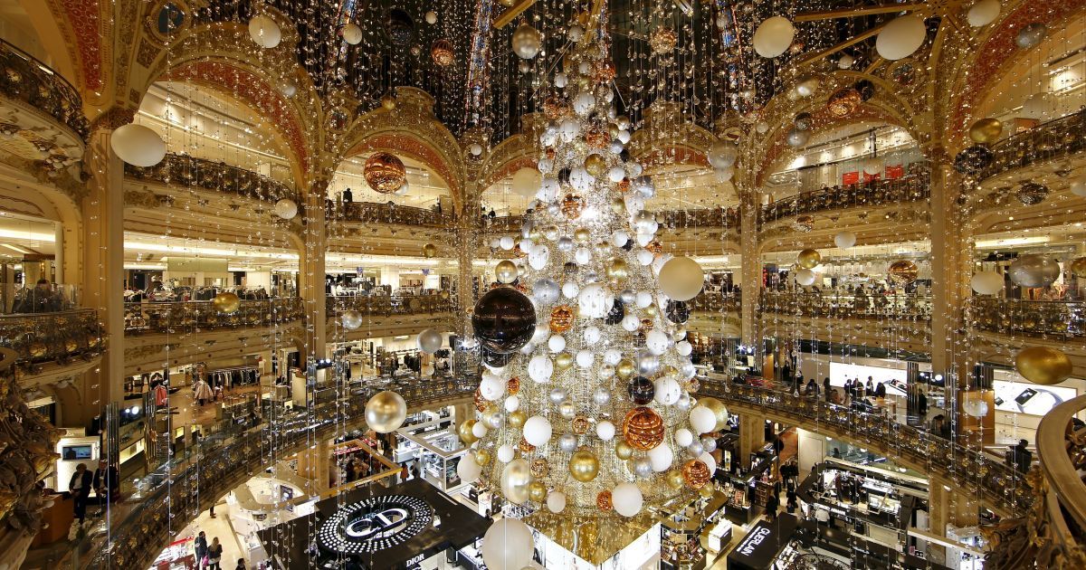 Гігантська ялинка усередині універмагу Galeries Lafayette в Парижі. Її поставили напередодні курортного сезону в столиці Франції. / © Reuters