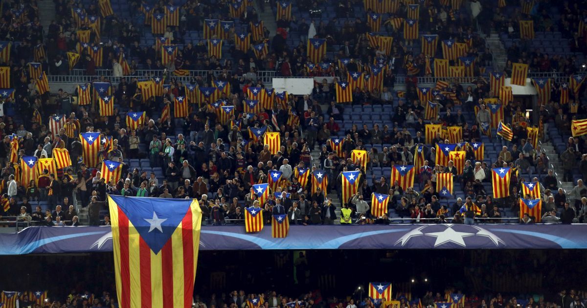 Люди підняли прапори Каталонії під час матчу Ліги чемпіонів з футболу між &ldquo;Барселоною&rdquo; і БАТЕ. Тисячі прихильників &ldquo;Барселони&rdquo; кинули виклик нещодавній забороні з боку футбольних властей демонструвати прапори незалежної Каталонії на тлі зростання напруженості у відносинах між місцевою владою та центральним урядом у Мадриді. / © Reuters