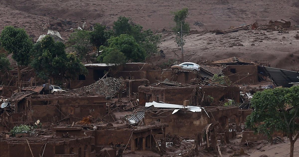 Вода с металлической стружкой и химикатами затопила целый городок. / © Reuters