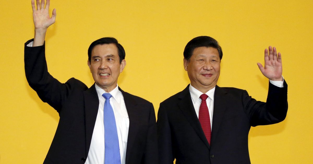 Голова КНР Сі Цзіньпін і президент Тайваню Ма Ін-цзю зустрілися під час саміту в Сінгапурі. Лідери двох ворогуючих держав зустрілися вперше за більш, ніж 60 років, для переговорів на тлі зростання анти-пекінських настроїв на Тайвані. / © Reuters