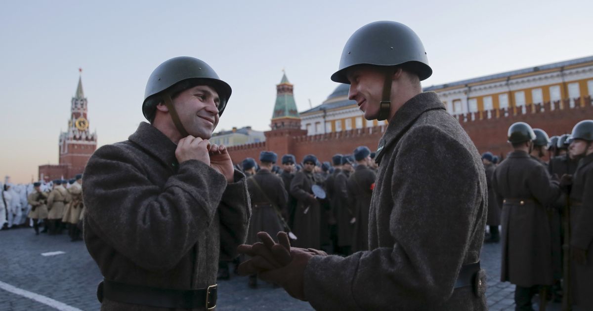 Во время "красного" парада в Москве / © Reuters