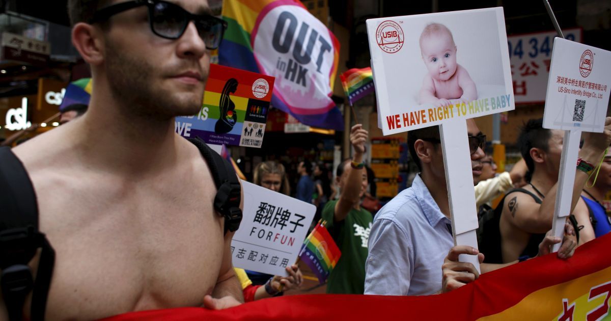 Активіст тримає плакат з вимогою права гей-парам мати дітей під час щорічного ЛГБТ-параду у Гонконзі, Китай. / © Reuters