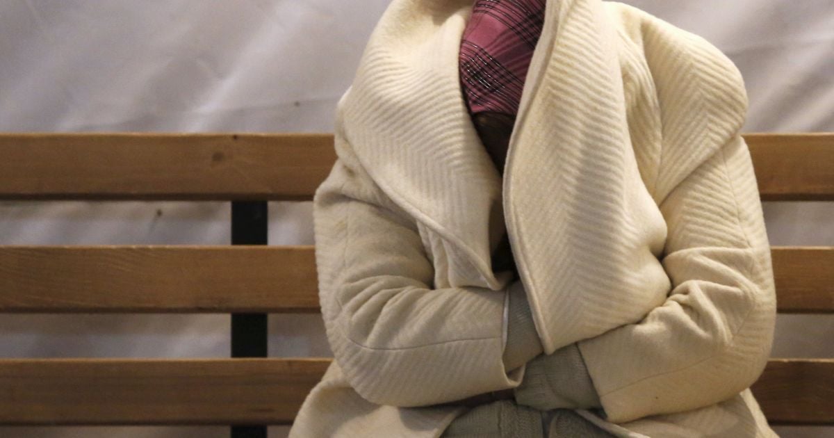 Мігрант чекає на транспорт у транзитному таборі у селищі Гевгелія, Македонія, після перетину кордону із Грецією. Греція переправила шість родин біженців до Люксембургу у середу - це була перша подібна передача мігрантів до інших країн Євросоюзу, яка покликана полегшити навантаження на приморські країни через наплив сотень тисяч біженців. / © Reuters