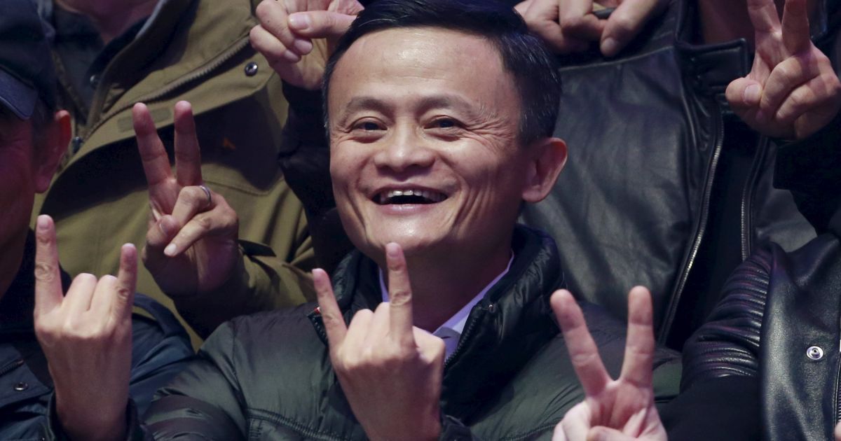 Засновник і голова компанії Alibaba Джек Ма позує для фото з персоналом компанії під час глобального торгового фестивалю Alibaba Group в Пекіні. Alibaba Group - це група компаній, що займаються комерцією в Інтернеті і налічує 12 тисяч співробітників. / © Reuters