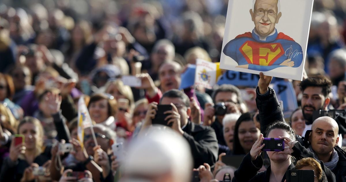 Папа Римський Франциск стоїть перед картиною, яка зображає його як Супермена, під час щотижневої аудиторії на площі Святого Петра у Ватикані. / © Reuters