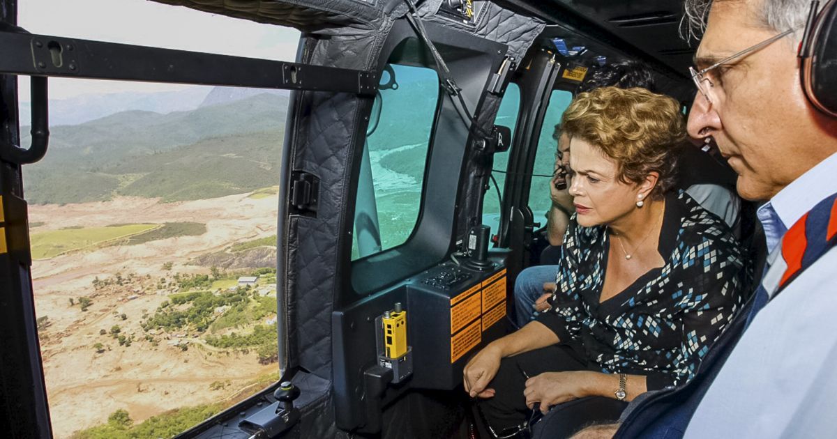 Президент Бразилії Ділма Руссефф дивиться на райони, постраждалі від прориву дамб з відходами виробництва недалеко від міста Маріана у Бразилії. Внаслідок прориву дамб щонайменше шість людей загинули, більше 20 ще досі шукають. / © Reuters