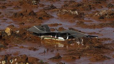 Вода с металлической стружкой и химикатами затопила целый городок. / © Reuters