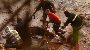 Вода с металлической стружкой и химикатами затопила целый городок. / © Reuters