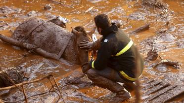 Вода с металлической стружкой и химикатами затопила целый городок. / © Reuters