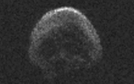 На Хэллоуин мимо земли пролетела жуткая комета, похожая на череп